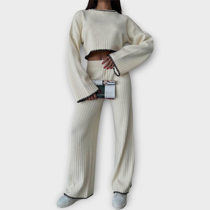 Pletený set s cropped tričkom a sofistikovanými detailmi