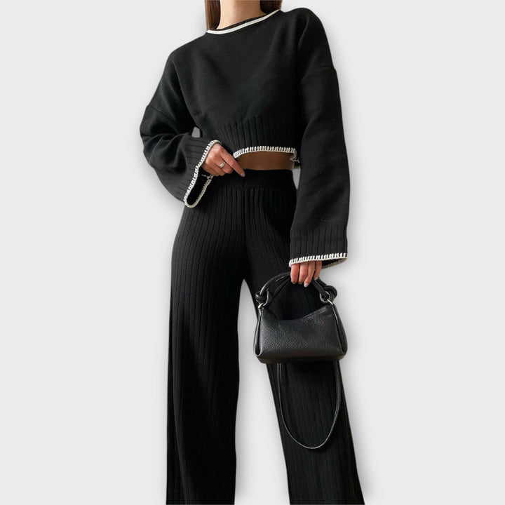 Pletený set s cropped tričkom a sofistikovanými detailmi