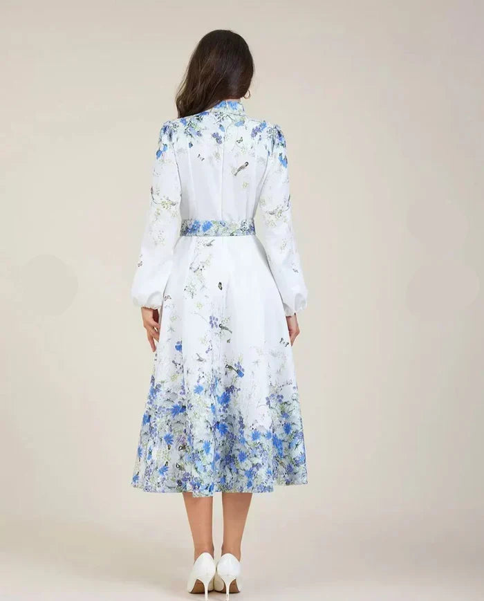 Amelia – Večná elegancia v kvetinovej modrej s vysokým golierom