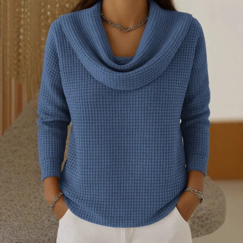 Marina – Teplá pletená tričko s wafl textúrou a elegantným drapírovaným golierom