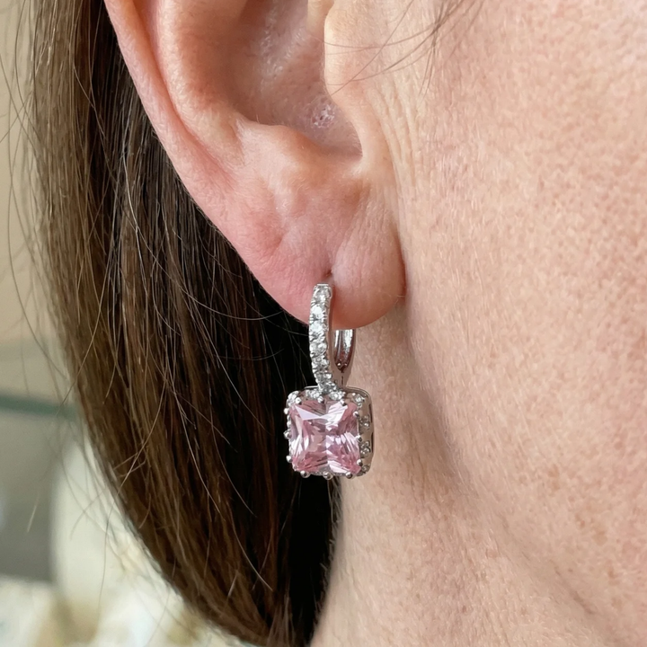 Boucles d'oreilles huggie radiance rose | Or blanc