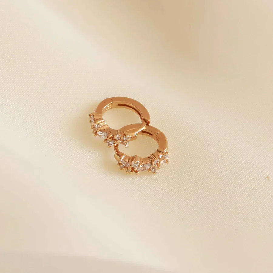 Boucles d'oreilles huggies en cristal | Or blanc