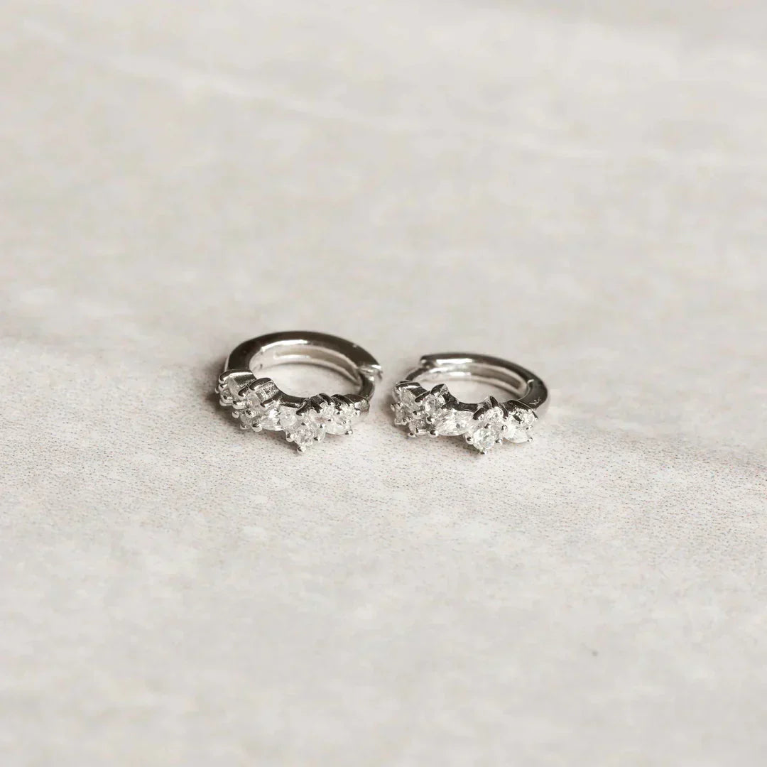 Boucles d'oreilles huggies en cristal | Or blanc