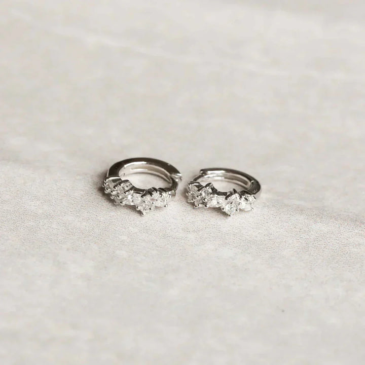 Boucles d'oreilles huggies en cristal | Or blanc