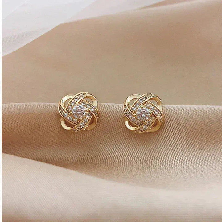 Boucles d'oreilles en forme de croix avec motif floral | Or