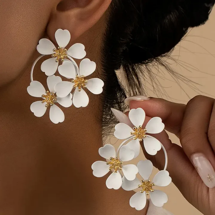 Visiace náušnice s retro bielymi kvetmi | Zlato