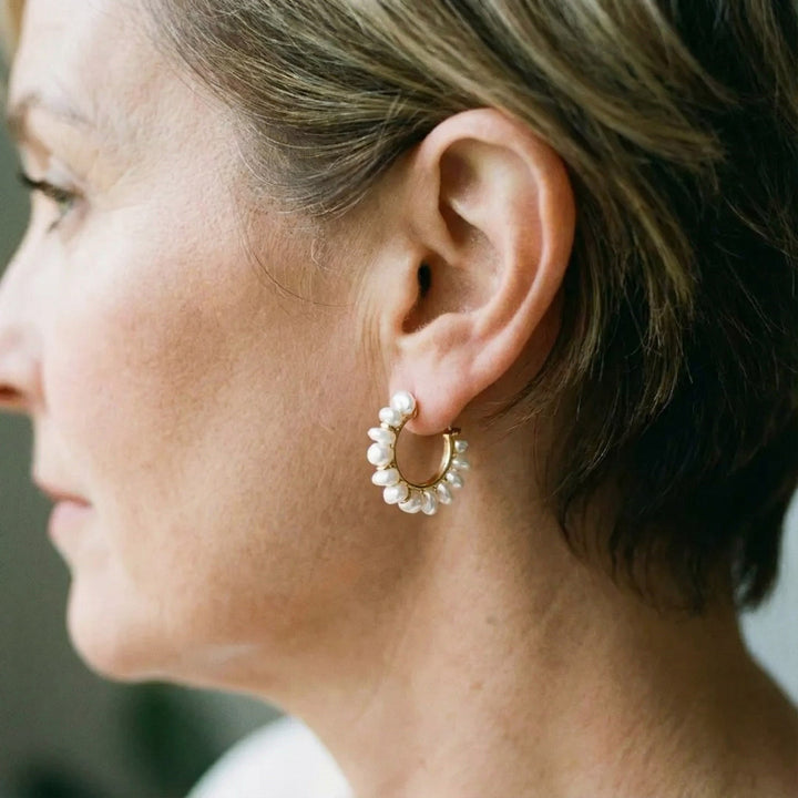 Boucles d'oreilles rétro avec perle blanche | Or