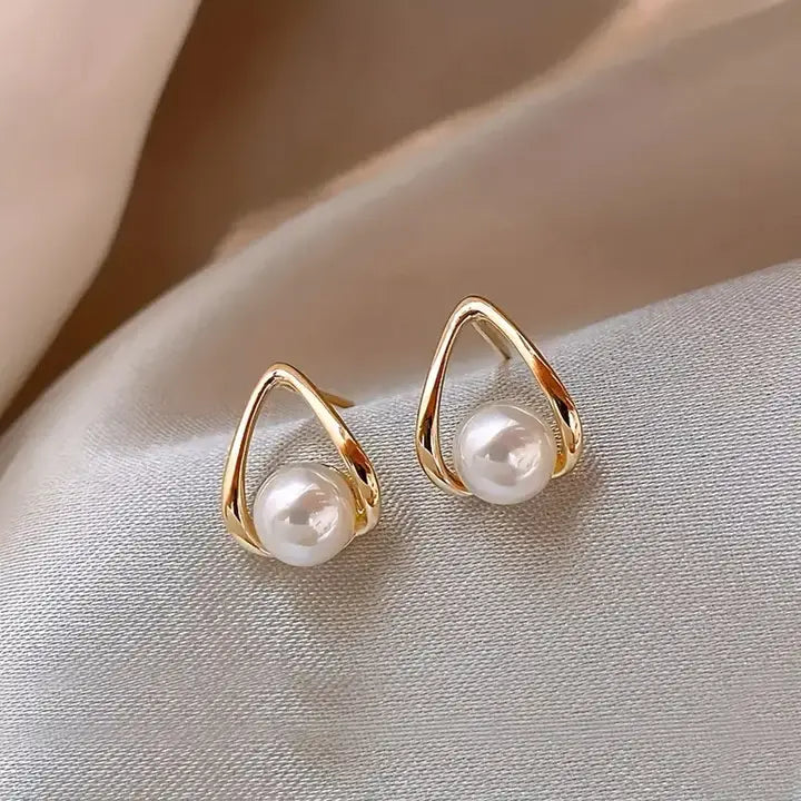 Boucles d'oreilles triangulaires avec des perles élégantes | Or