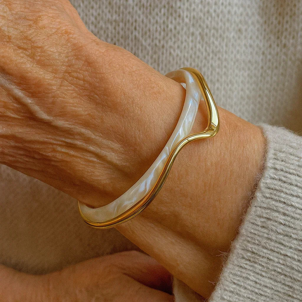 Bracelet ouvert élégant en émail blanc et or | Or
