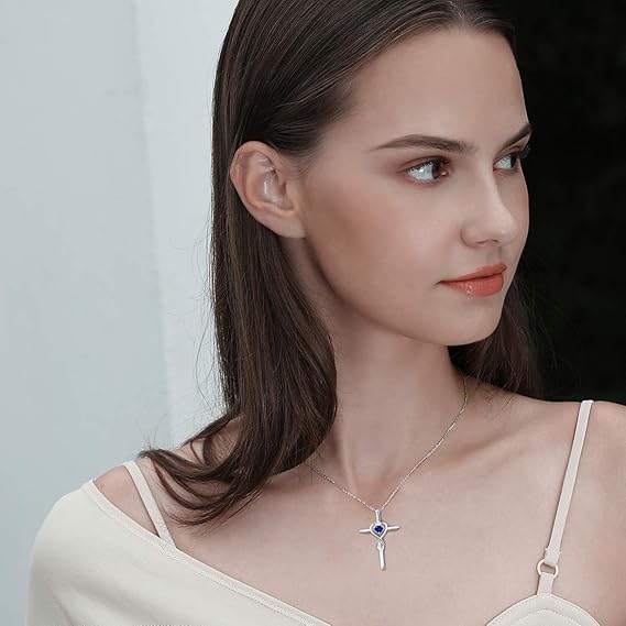 Collier croix en pierre de cœur saphir | Or blanc