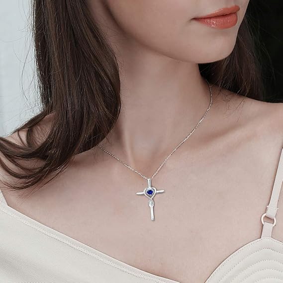 Collier croix en pierre de cœur saphir | Or blanc
