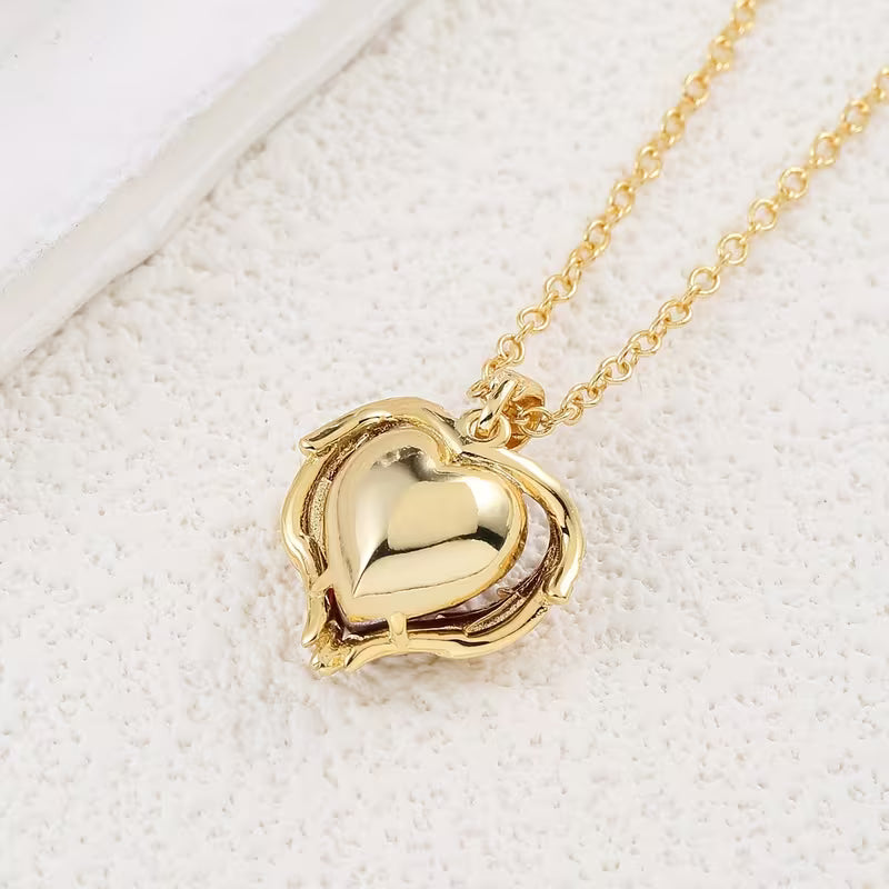 Collier de cœur en rubis étreinte d'ange | Or