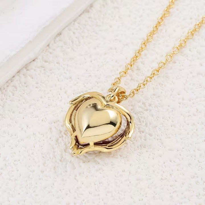 Collier de cœur en rubis étreinte d'ange | Or