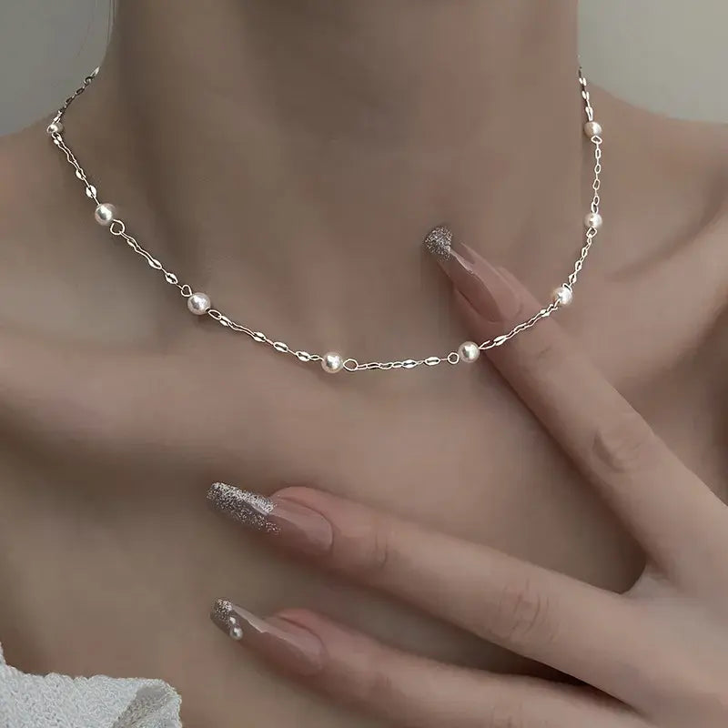 Elegantný náhrdelník s lesklými perlami | Zlato