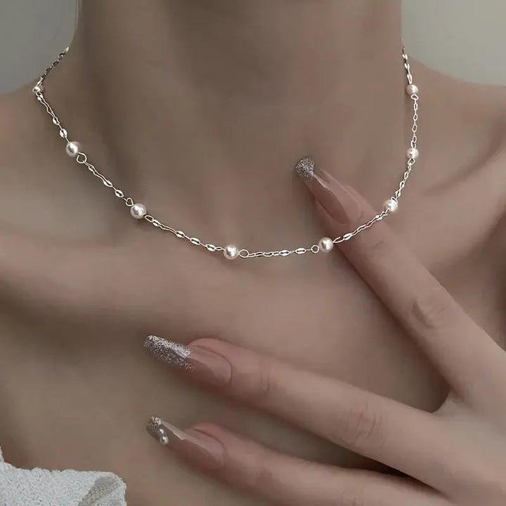 Elegantný náhrdelník s lesklými perlami | Zlato