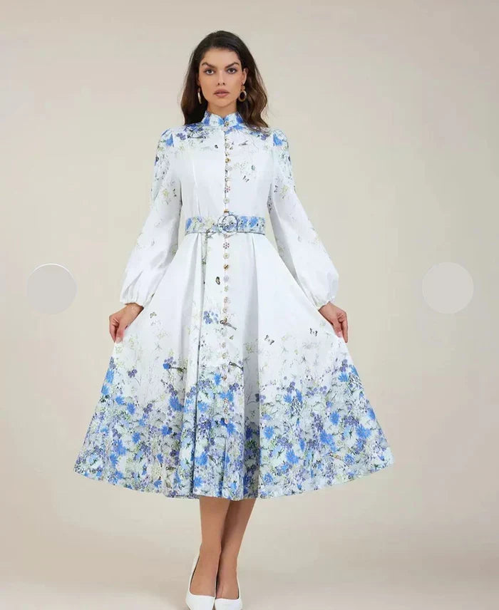 Amelia – Večná elegancia v kvetinovej modrej s vysokým golierom