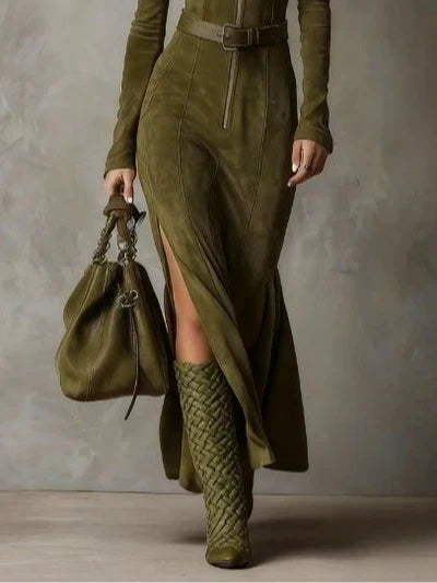 Marija - Elegantná Dlhá Šaty z Suede s Pásom a Rozparkom